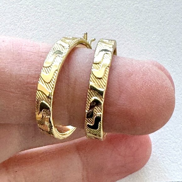 Gold tone earrings - Picture 8 of 8